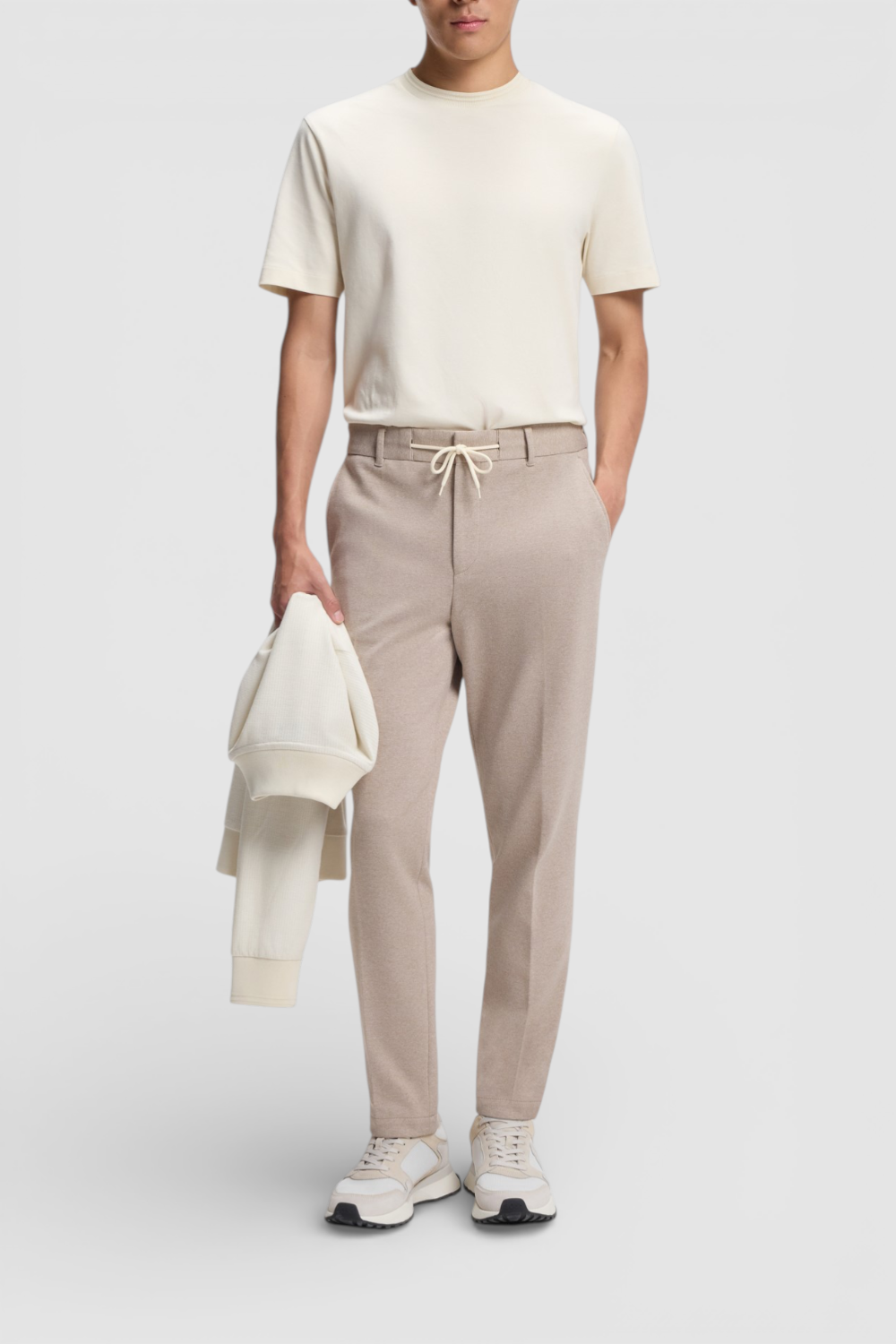 תמונת כל הלוק של חולצת טי